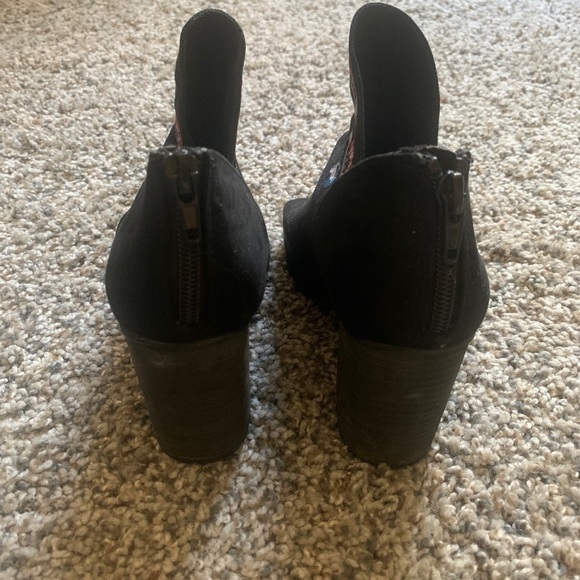 Carlos by Carlos Santana Black Leather Suede Heeled Boots with Floral Embroidery - Picture 5 of 7